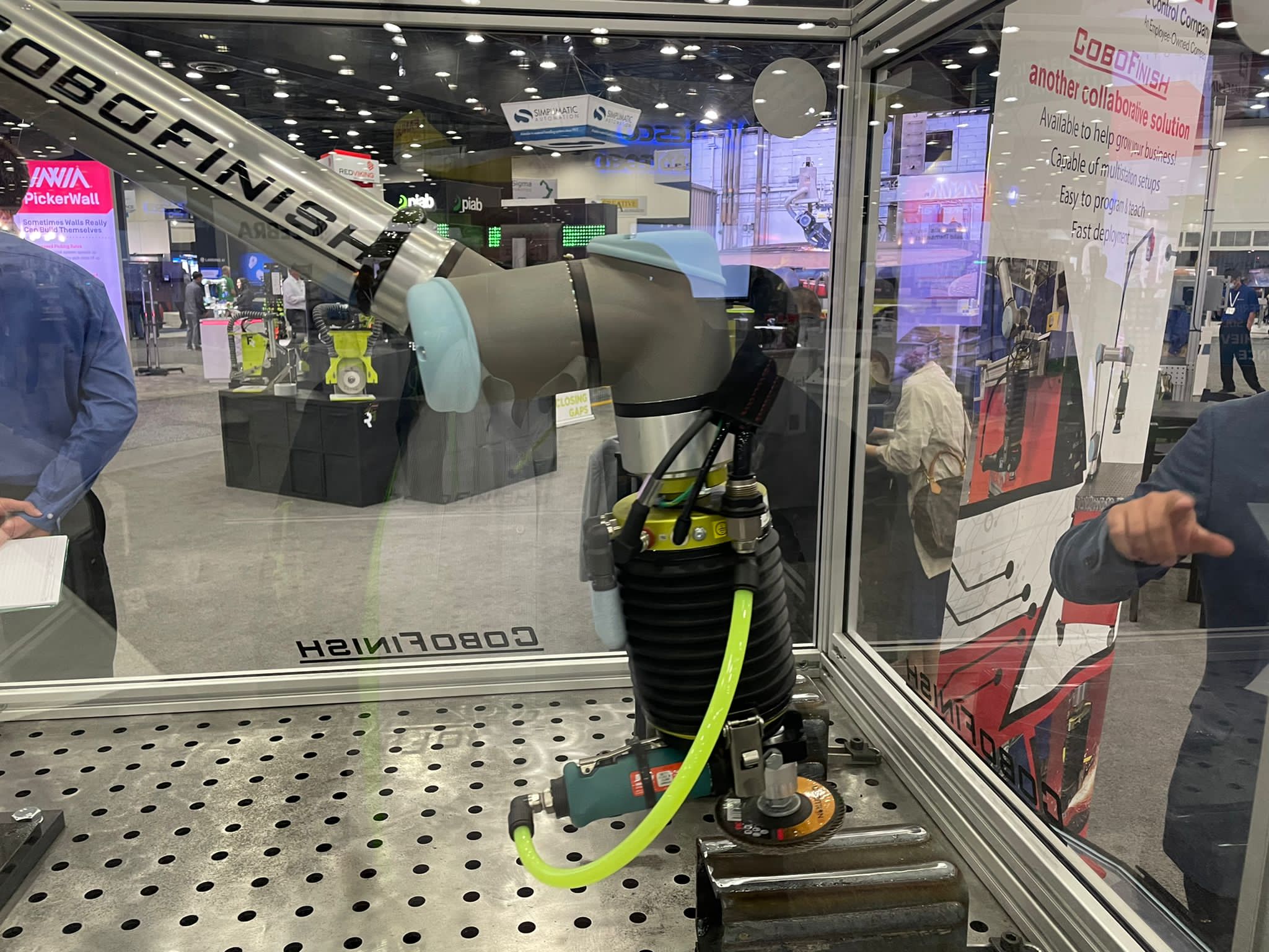 Робот FerRobotics Deburr