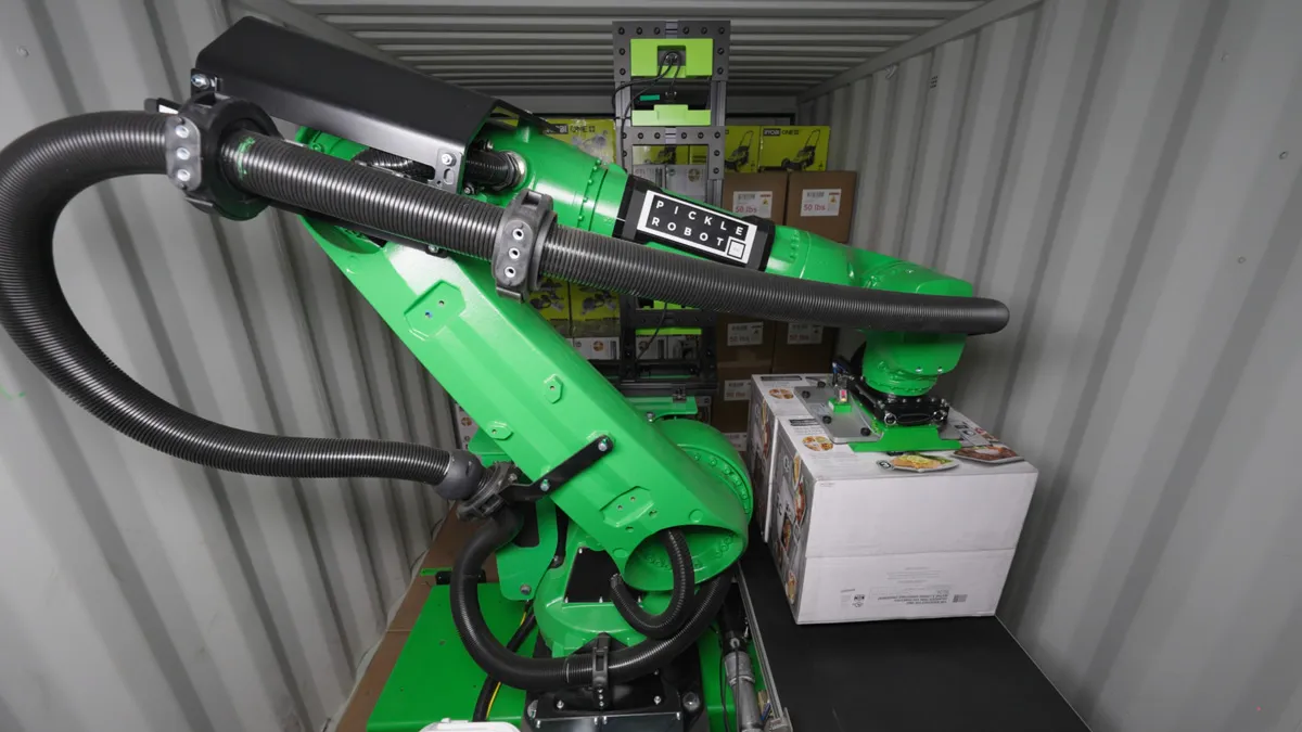 Робот Pickle Robot one-armed trailer unloader