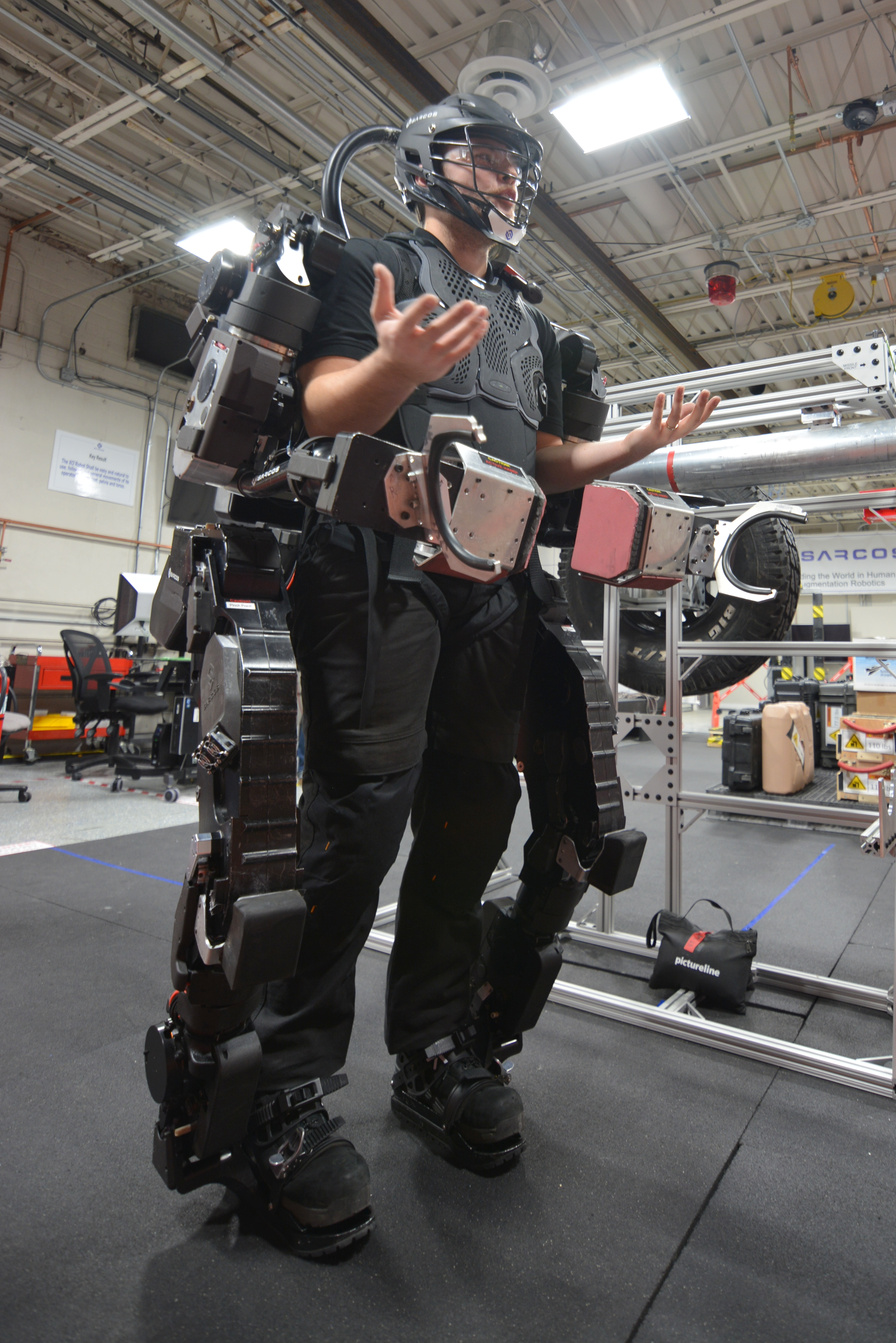 Робот SuitX MAX (Modular Agile eXoskeleton)