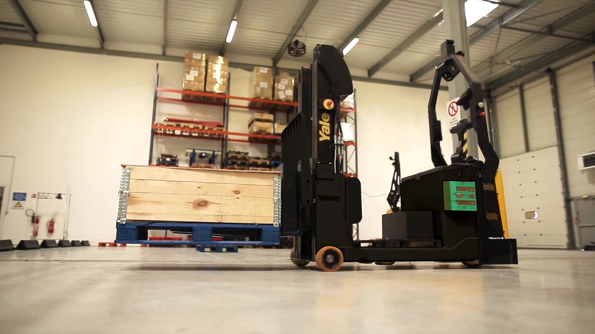 Робот Yale Materials Handling Robotic Reach Truck
