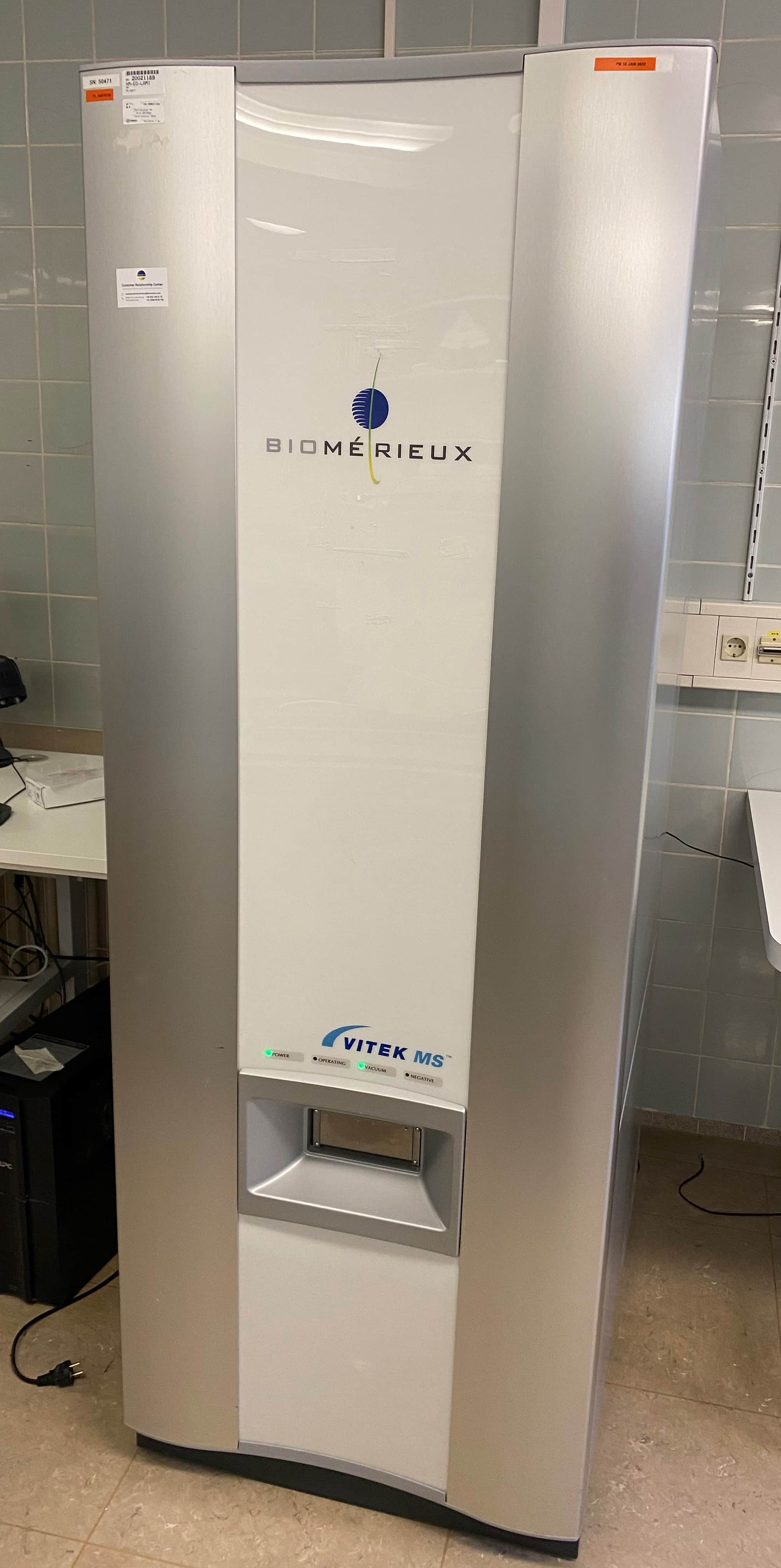 Бытовой робот Roche cobas 6800
