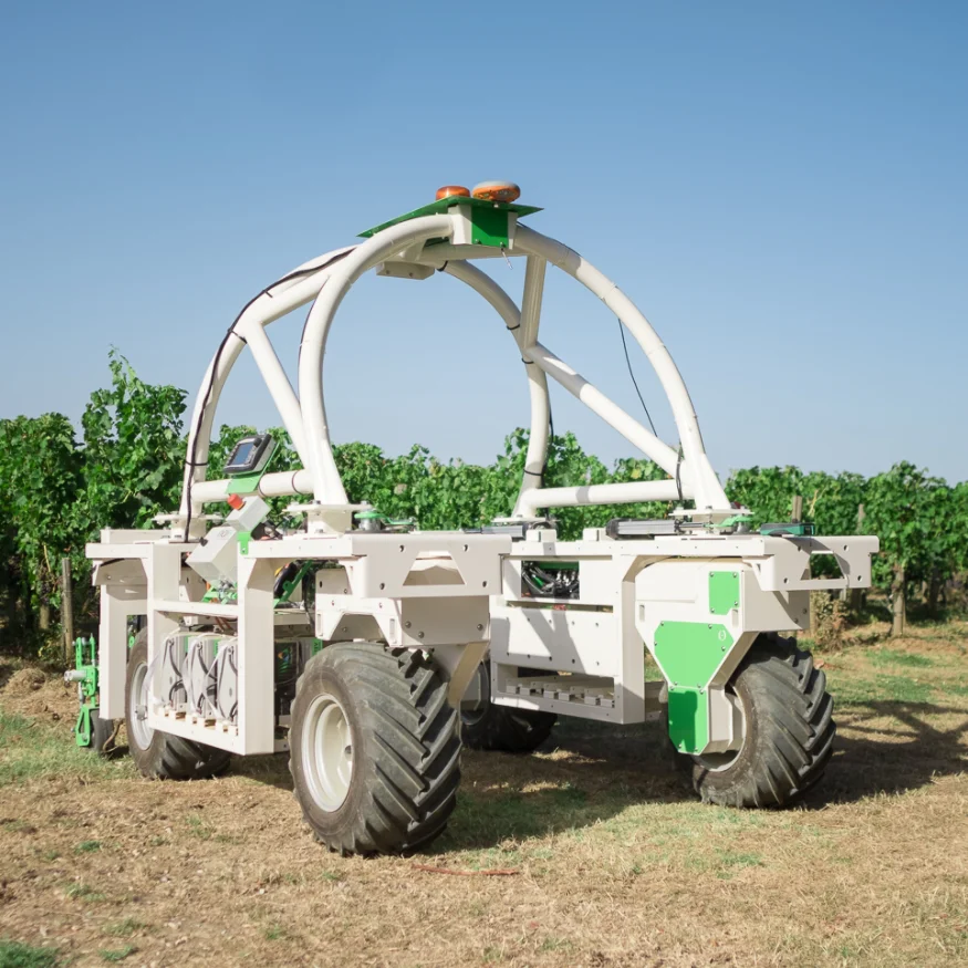 Робот Unknown Versatile autonomous robot for weeding in vineyards and straddling Ted Naïo T...