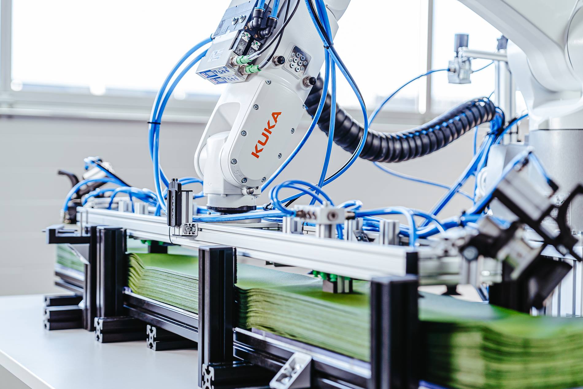Робот KUKA Robotextile