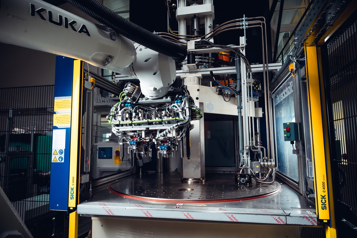 Робот KUKA KR IONTEC KR 70 R2100