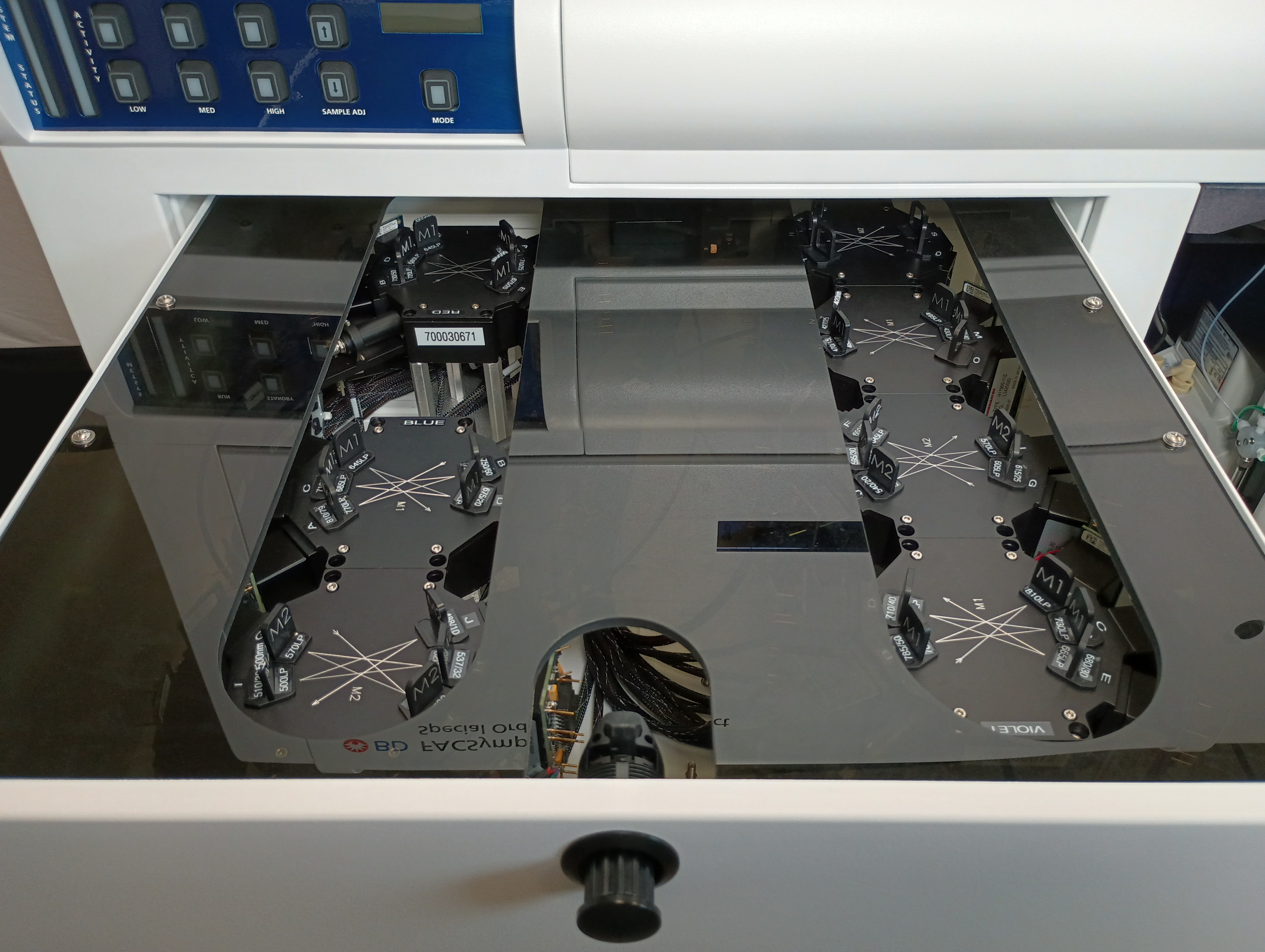 BD Biosciences FACSymphony A5 — Бытовой робот — фото 2